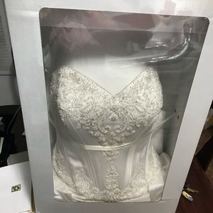 Curve friendly wedding dress. Sweetheart neckline, beaded corset bodice ballgown